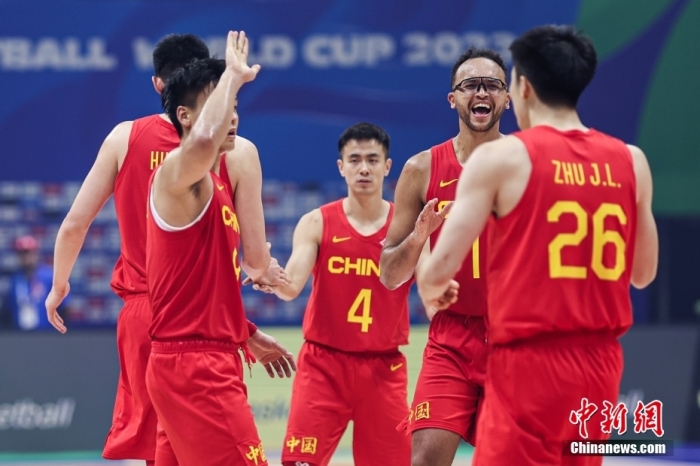 世界杯排位赛首轮中国男篮击败安哥拉，继续争